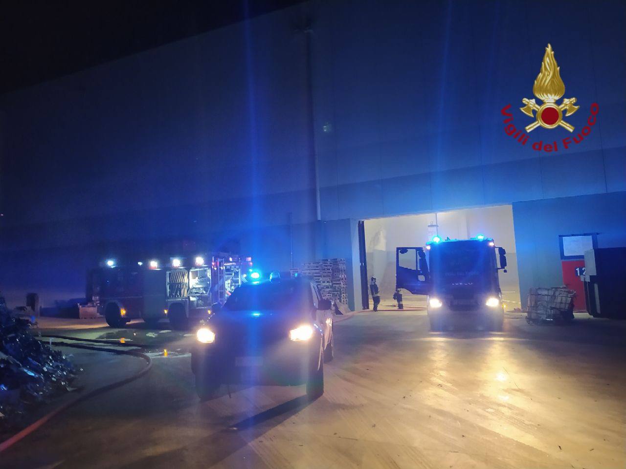 Incendio nella notte in un deposito di materiali