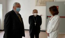 Monsignor Delpini incontra i lavoratori del Mandic e celebra la messa nella cappella dell'ospedale