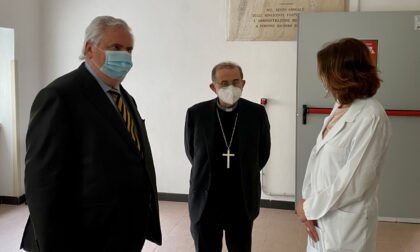 Monsignor Delpini incontra i lavoratori del Mandic e celebra la messa nella cappella dell'ospedale