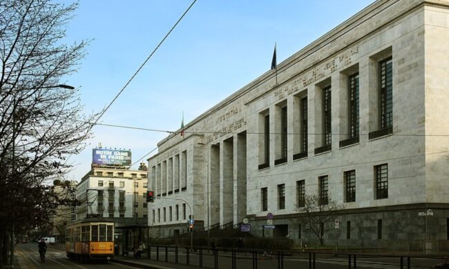 Bimbo morì cadendo dalle scale della scuola: maestra condannata ad un anno