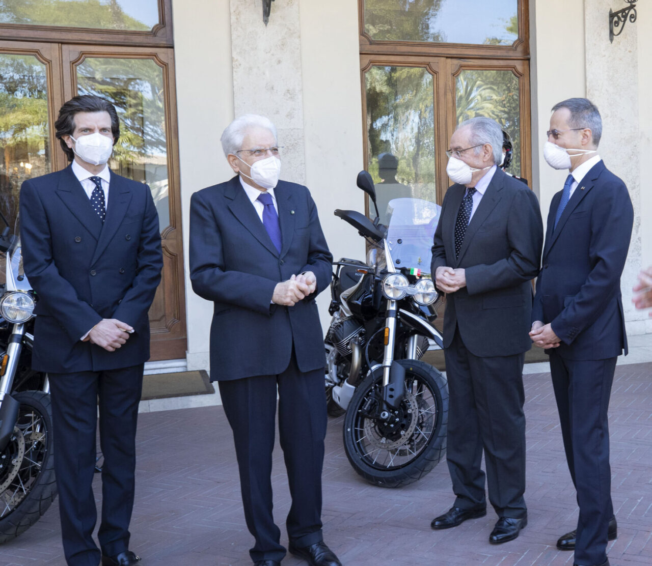L’Aquila vola sul Quirinale: presentate al Presidente Mattarella le nuove Moto Guzzi V85TT