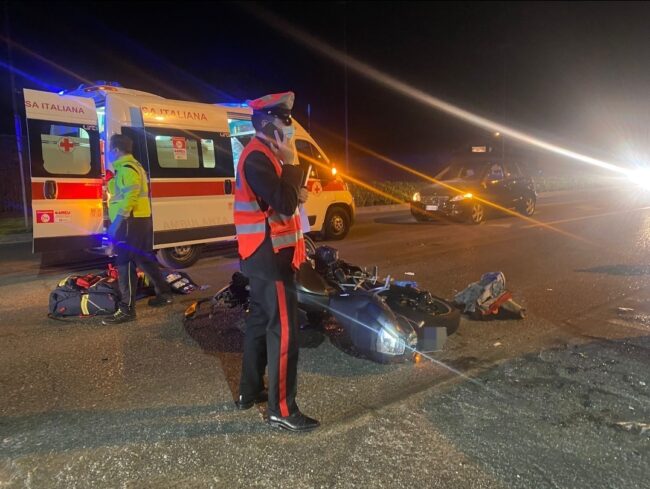 Incidente in moto, gravissimi due giovani