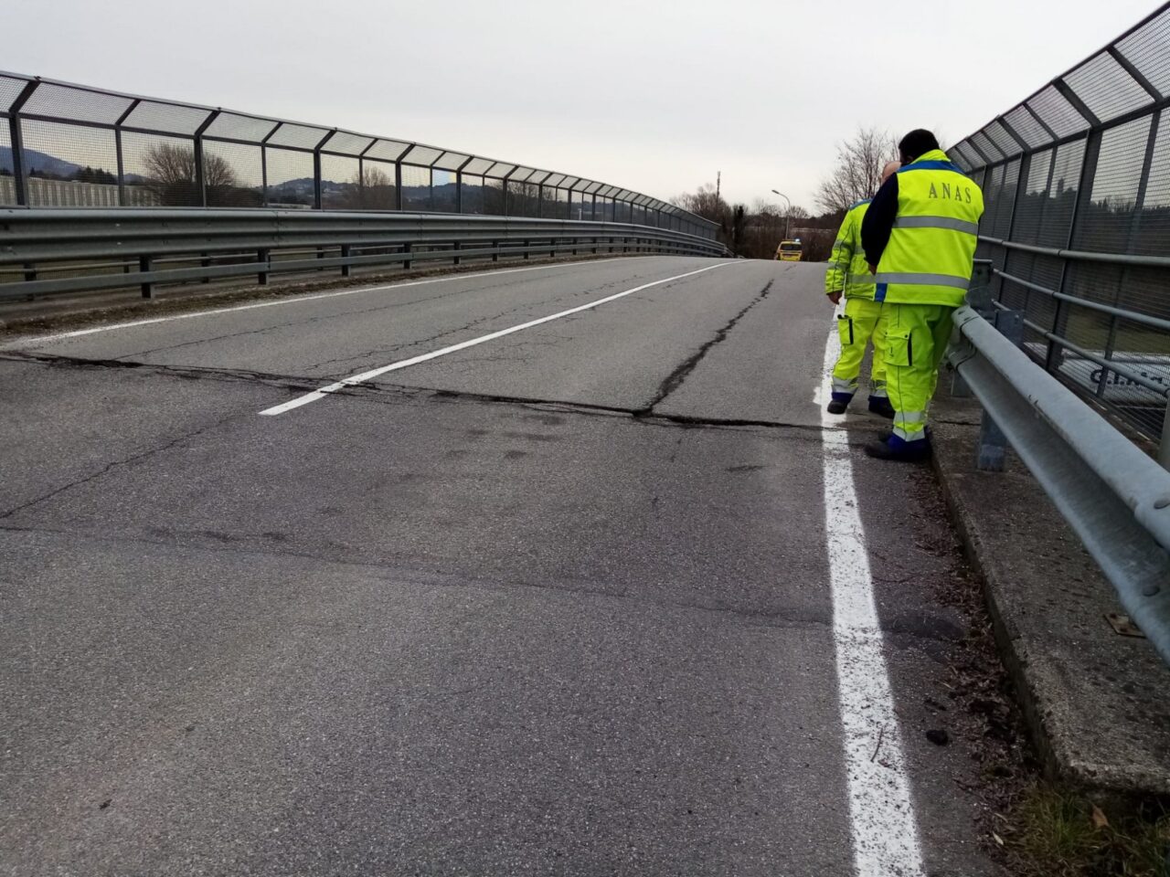 Prove di carico sul cavalcavia di Nibionno: Statale 36 chiusa per due notti