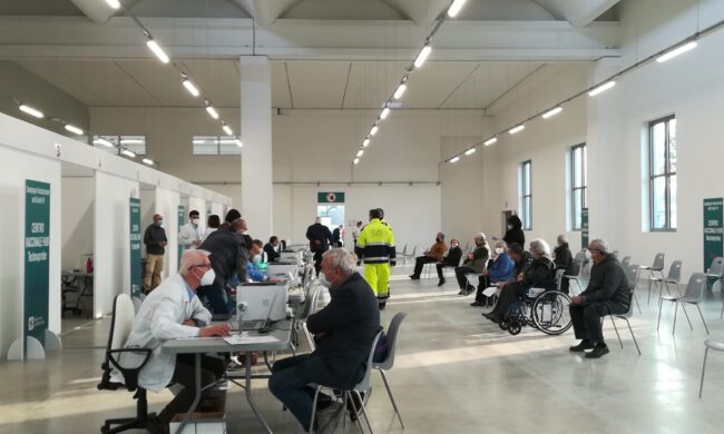 Lecco prima azienda sanitaria lombarda per numero di somministrazioni, Favini: “Grazie a chi ha atteso il proprio turno, anche con qualche disagio”