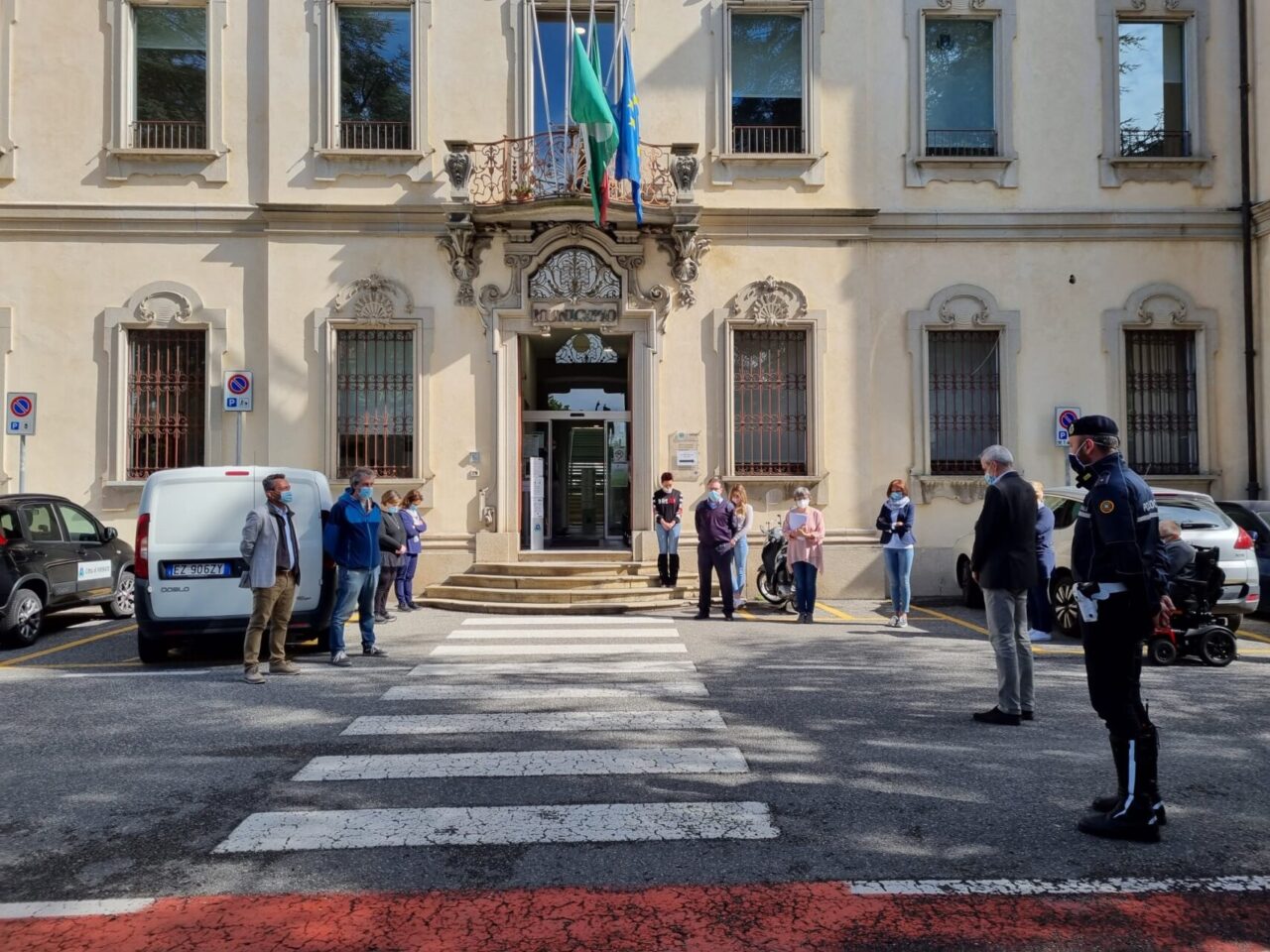 Minuto di silenzio e serrande abbassate per commemorare il piccolo Gioele Petza