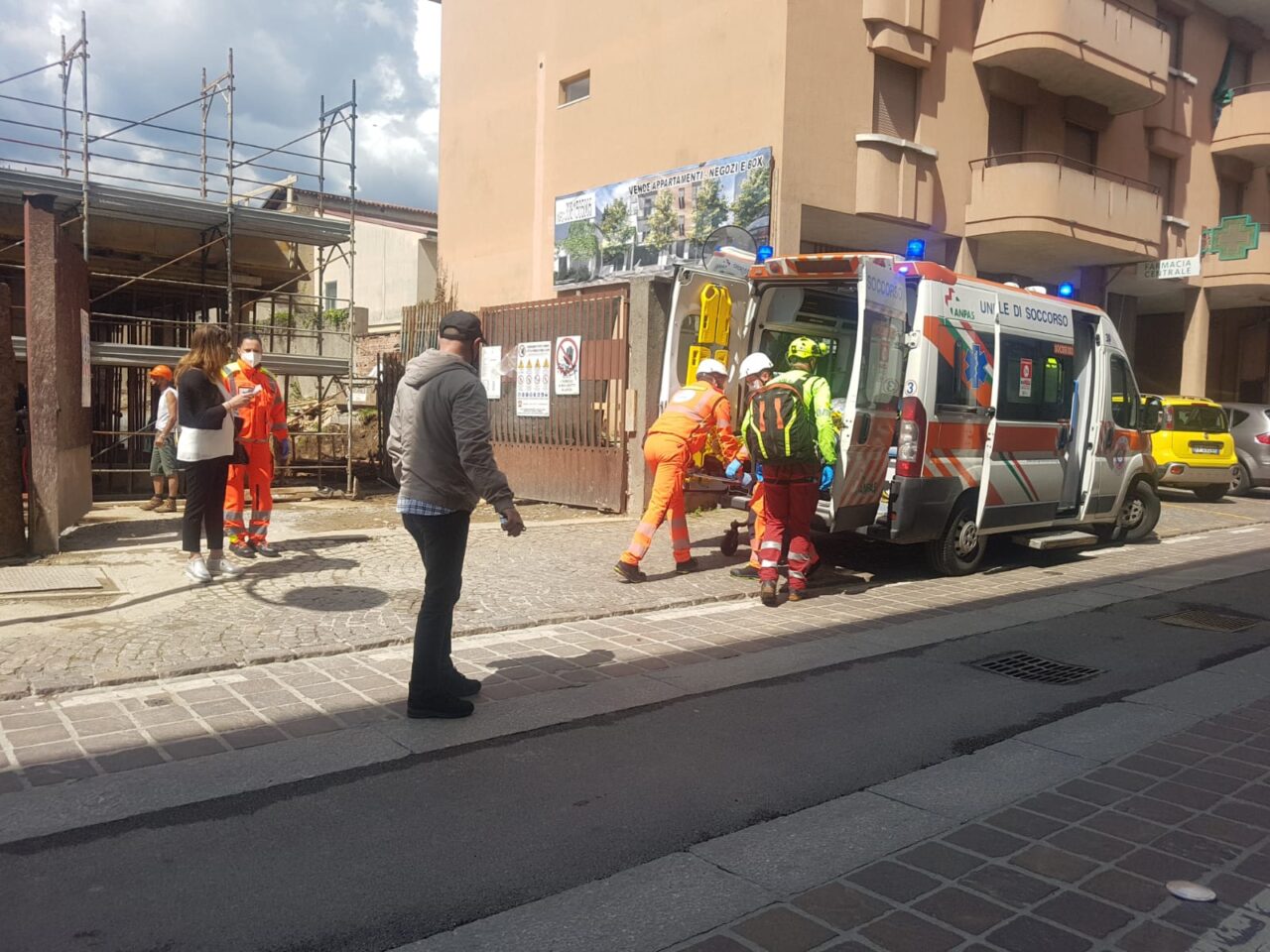 Infortunio in un cantiere: 60enne grave in ospedale