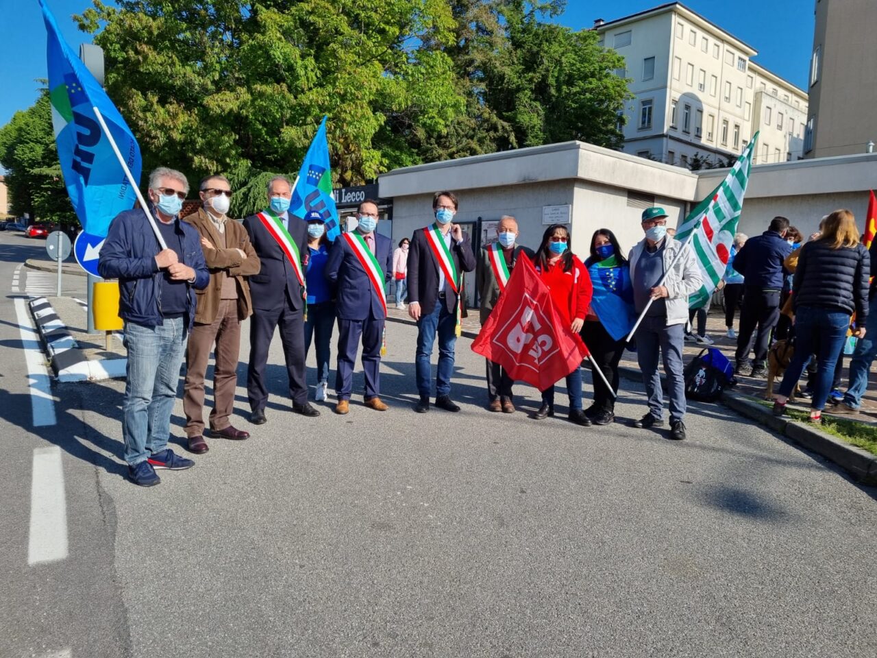 Sciopero della sanità lecchese: lavoratori in presidio davanti al Mandic, in campo anche i sindaci