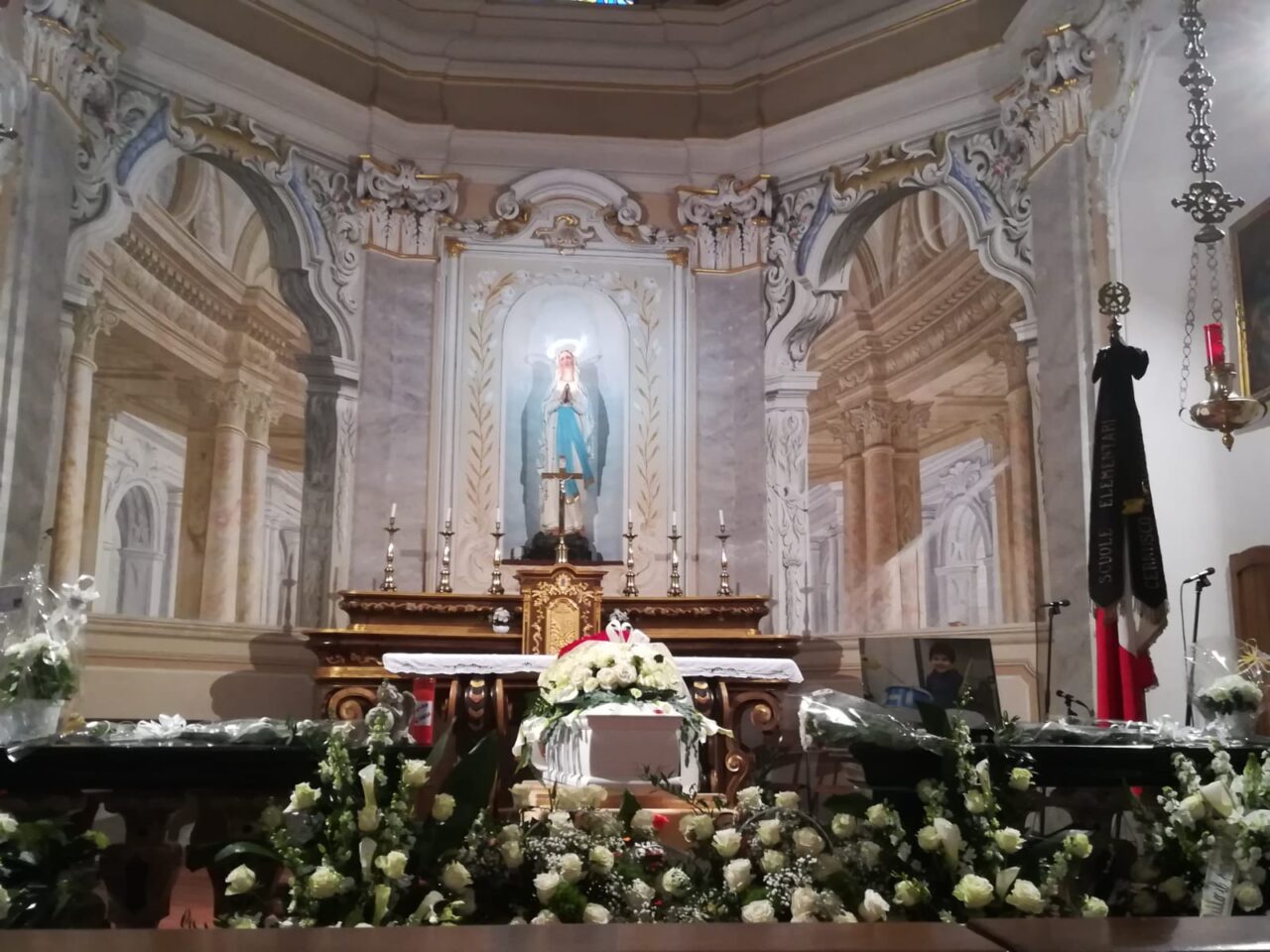 Fiori bianchi e disegni per il piccolo Gioele