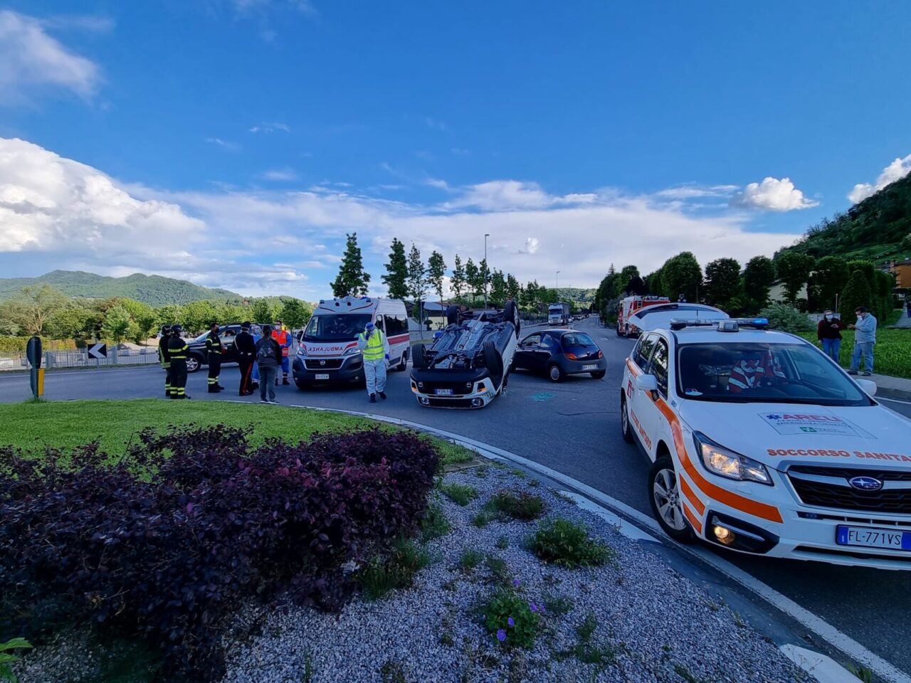 Carambola sulla Provinciale: si ribalta l’auto della Polizia Locale