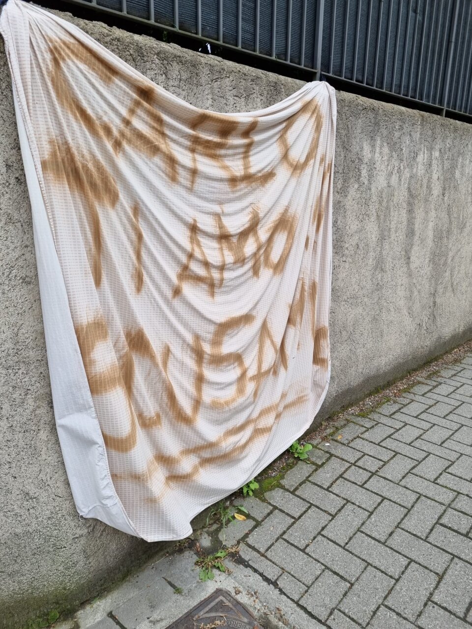 “Carlo ti amo, scusami!”: lungo la Provinciale appare un misterioso striscione