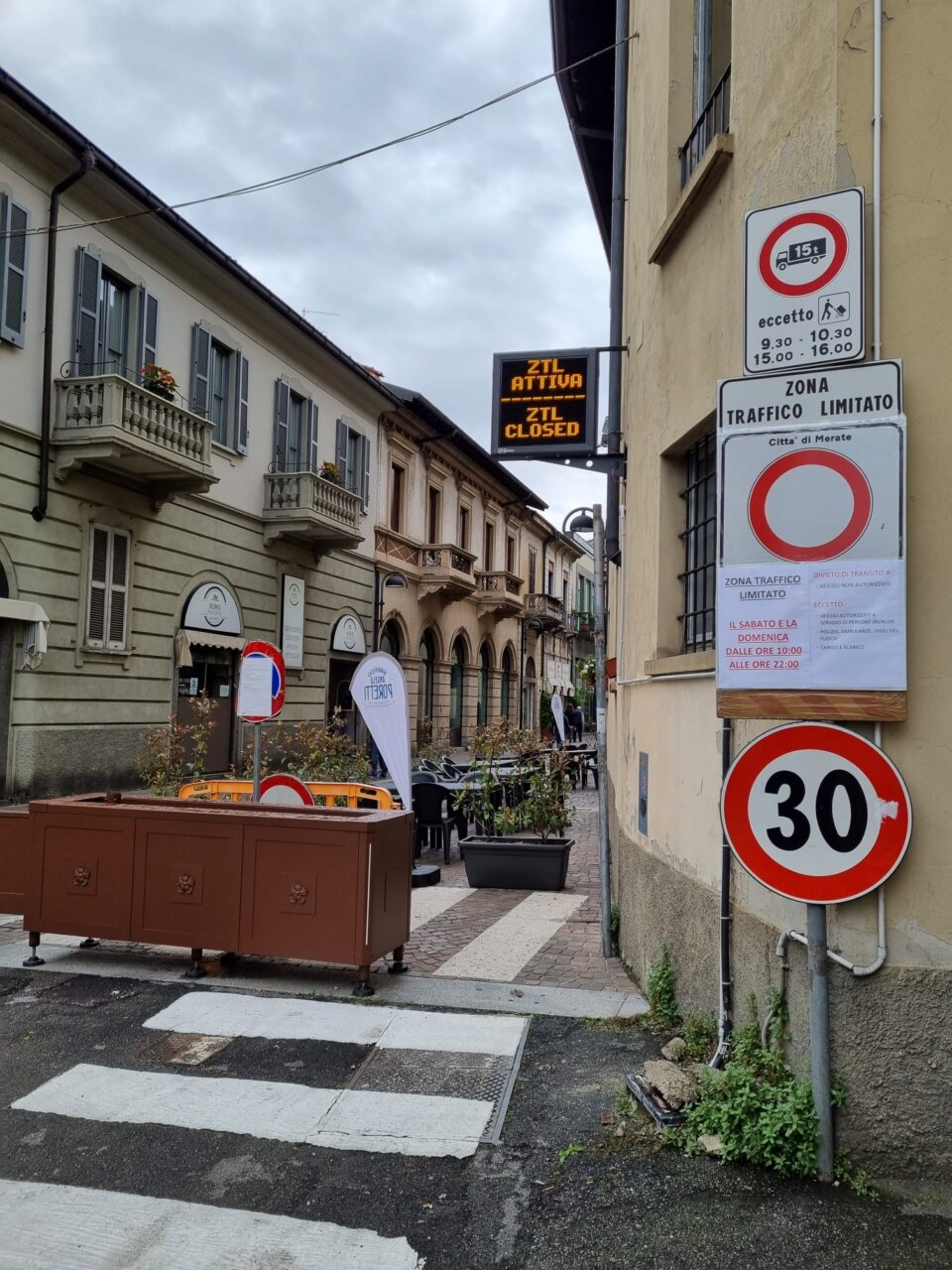 Via Manzoni chiusa alle auto: primo weekend di sperimentazione