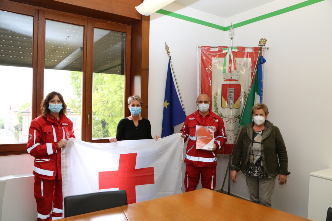 consegna della bandiera della Croce Rossa