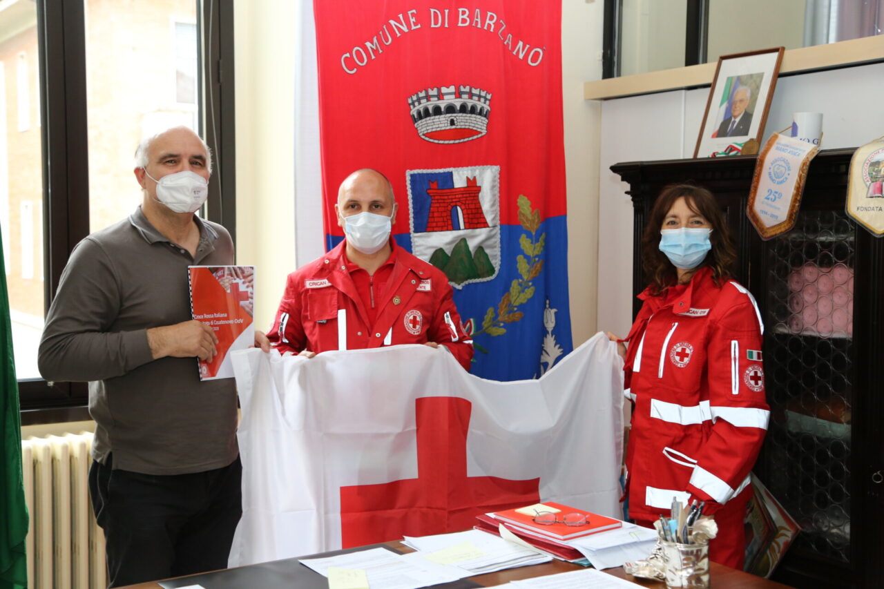 consegna della bandiera della Croce Rossa