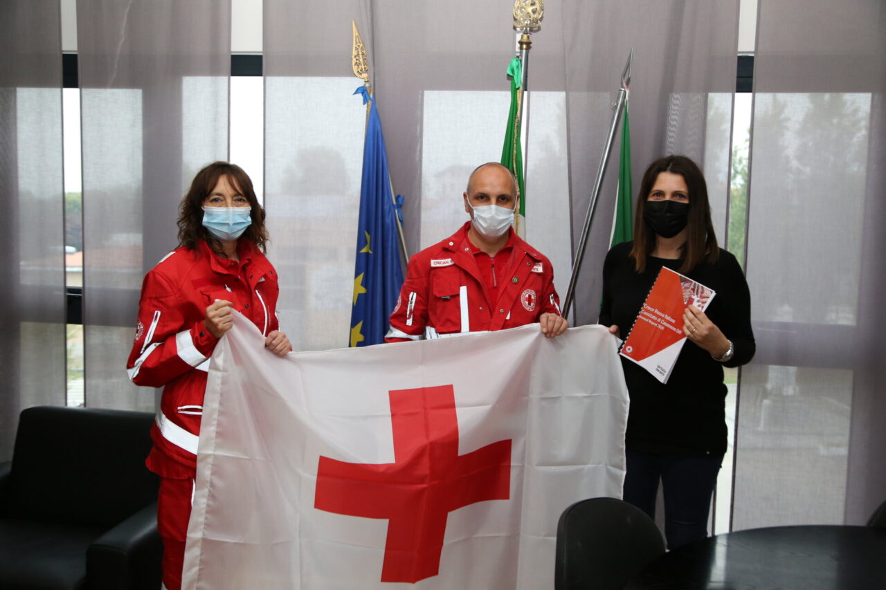 consegna della bandiera della Croce Rossa