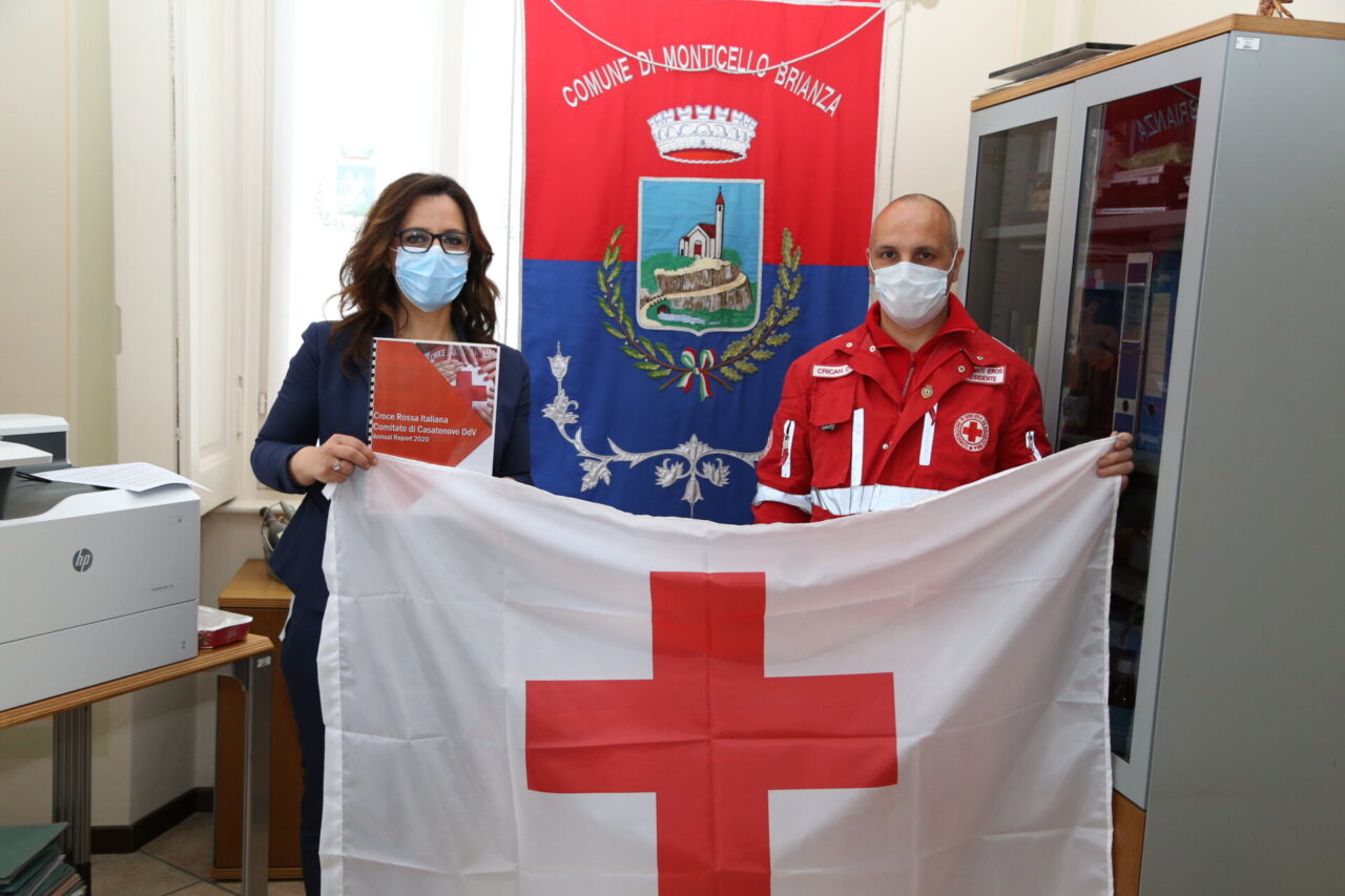 consegna della bandiera della Croce Rossa