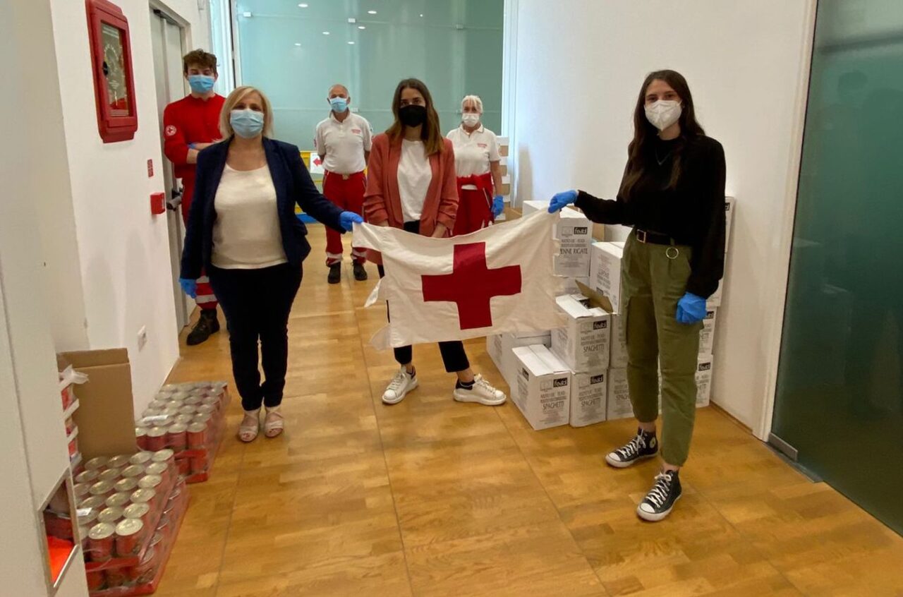 Distribuzione di generi alimentari: numeri da record per la Cri di Merate