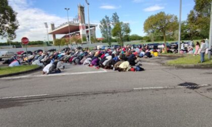 Folla di musulmani in preghiera a Monza per la fine del Ramadan