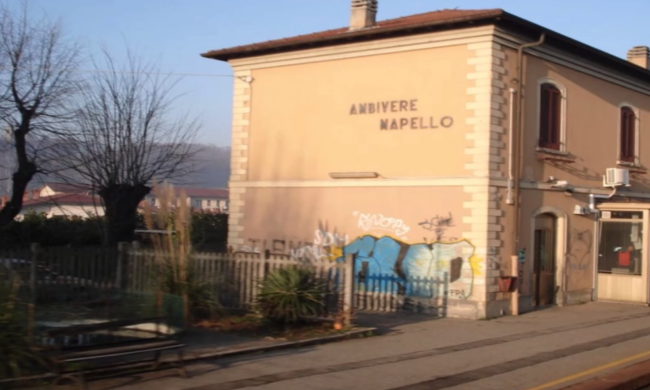 Si schianta contro le porte chiuse di un treno