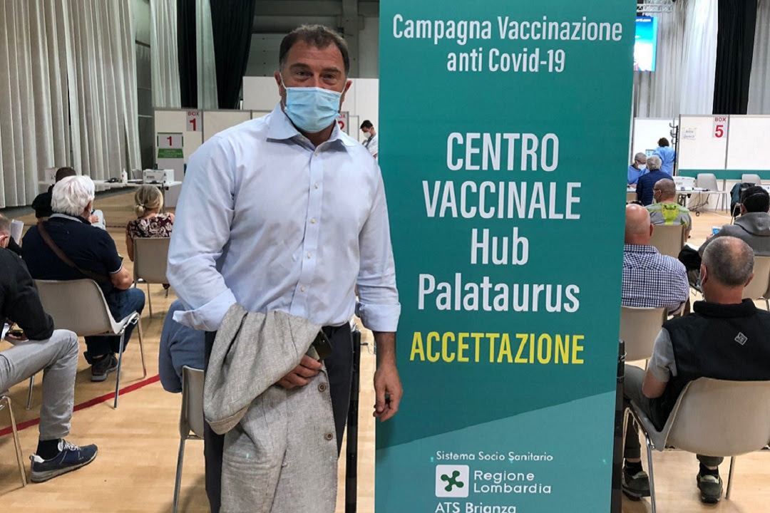Antonio Rossi si vaccina al Palataurus e annuncia: “In arrivo 20mila tamponi gratis per gli sportivi”