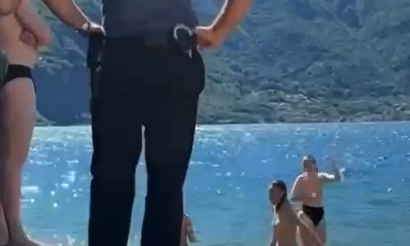 Fanno il bagno in topless nel lago: il video dell’intervento dei Carabinieri diventa virale