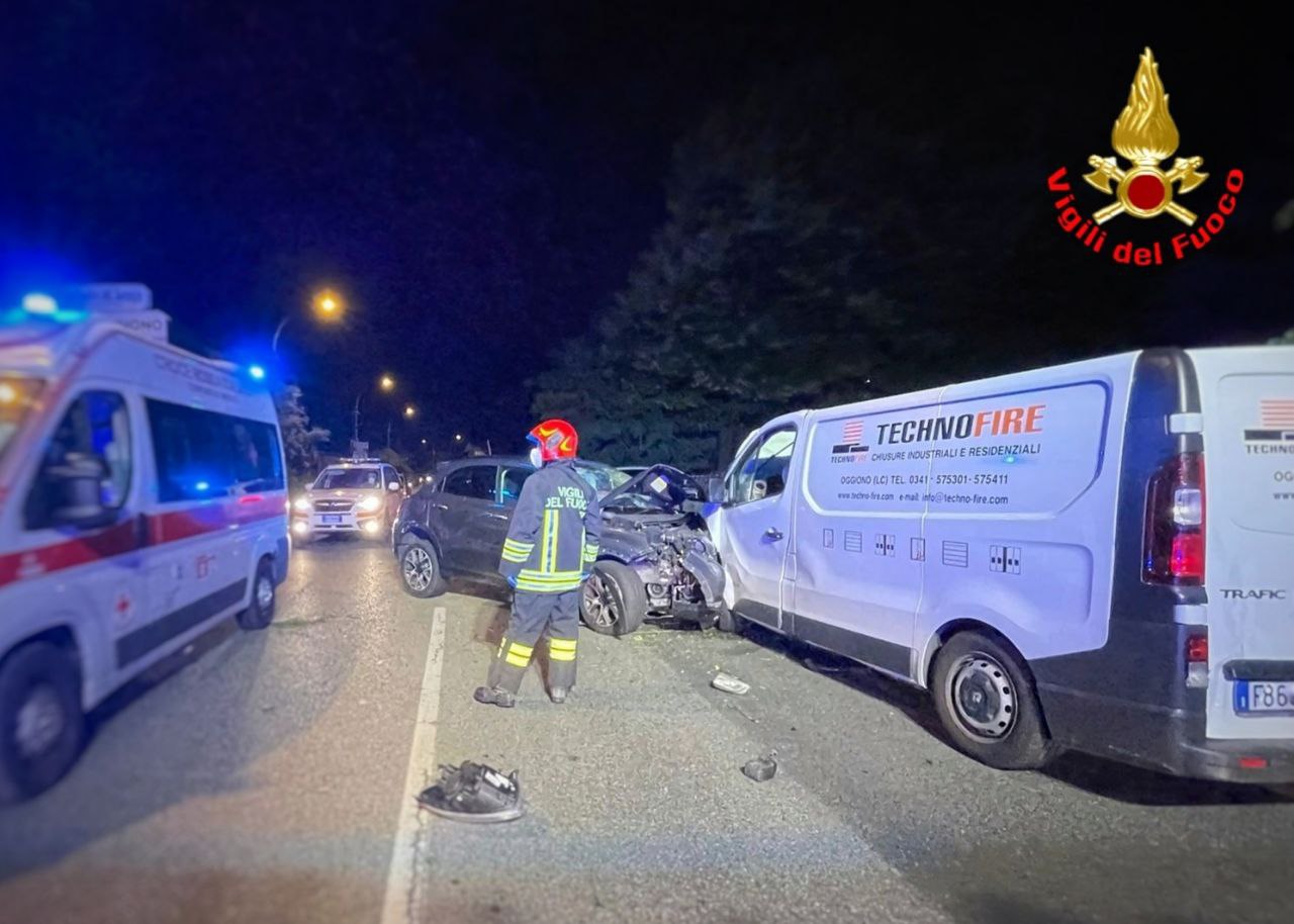 Viaggiava su un’auto rubata l’automobilista che ha provocato un frontale a Oggiono. Ora è in prognosi riservata