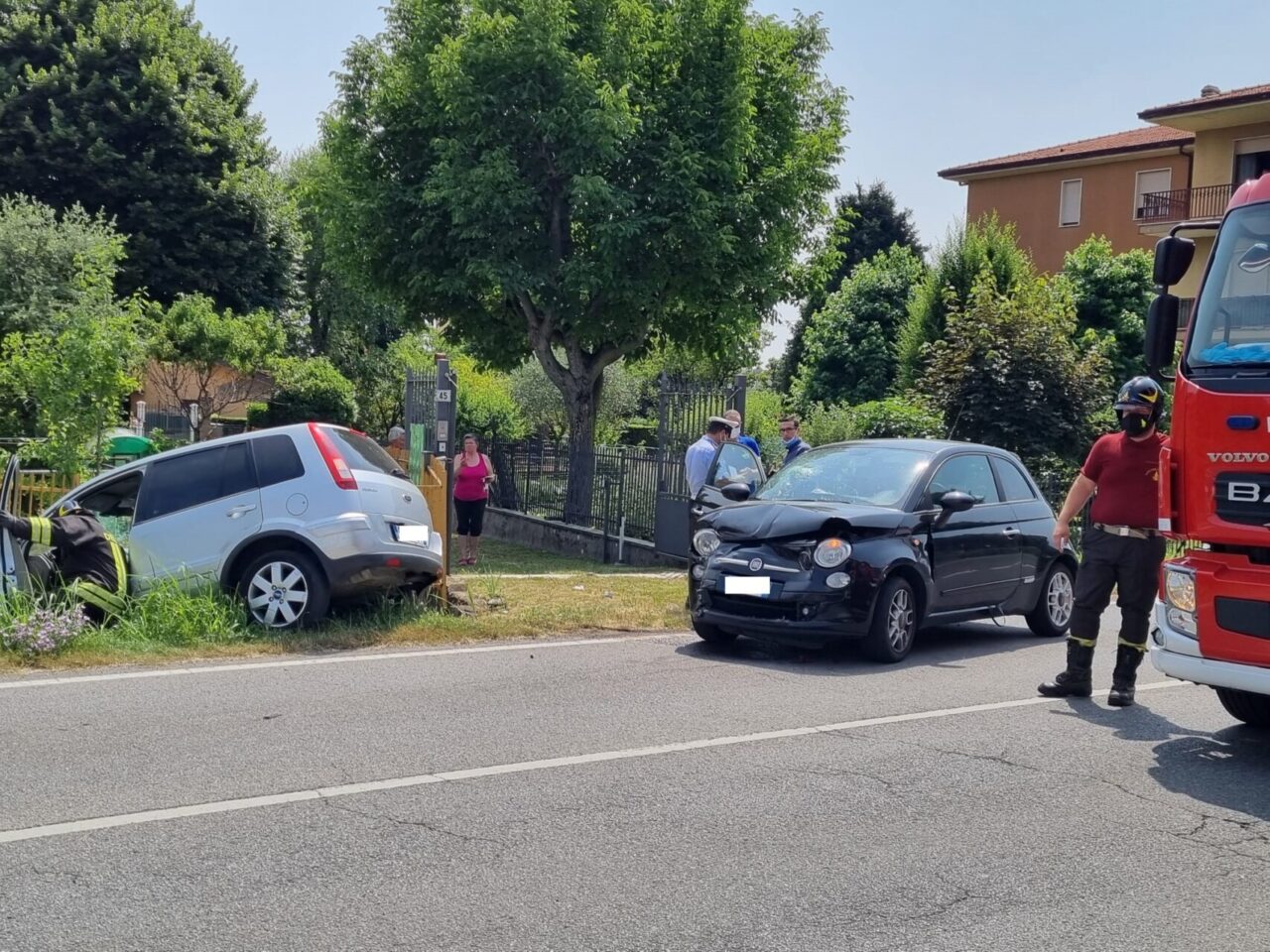 Carambola tra tre vetture a Robbiate, auto nel fosso