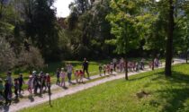 Pic-nic e sorrisi, la felicità dei bambini della scuola materna per un ritorno alla normalità FOTO