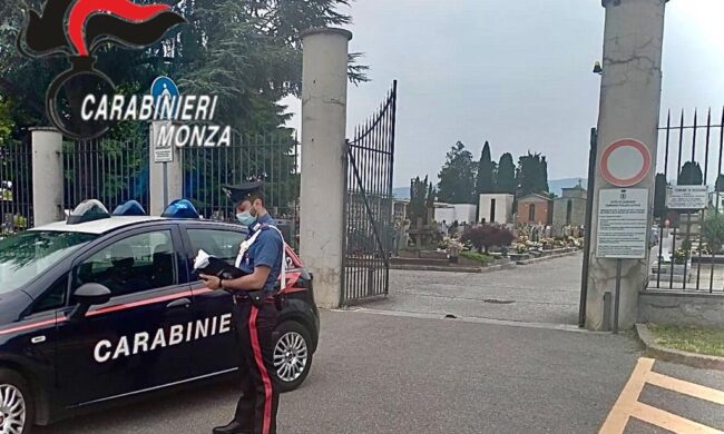 Assurdo in Brianza, lite amorosa tra anziani: minaccia con una pistola il rivale… al cimitero