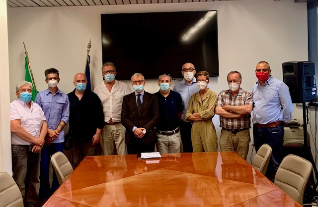 Presidio di protesta dei lavoratori del settore ambientale: il Prefetto incontra i manifestanti