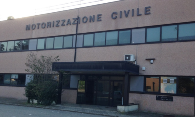 Allarme bomba alla motorizzazione: sul posto anche i Carabinieri cinofili anti esplosivo di Casatenovo