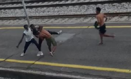 Le impressionanti immagini dell’ennesima violenta rissa in stazione a Lecco