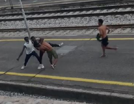 Le impressionanti immagini dell’ennesima violenta rissa in stazione a Lecco
