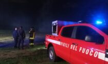 Auto incendiata dopo lo schianto contro una vettura parcheggiata