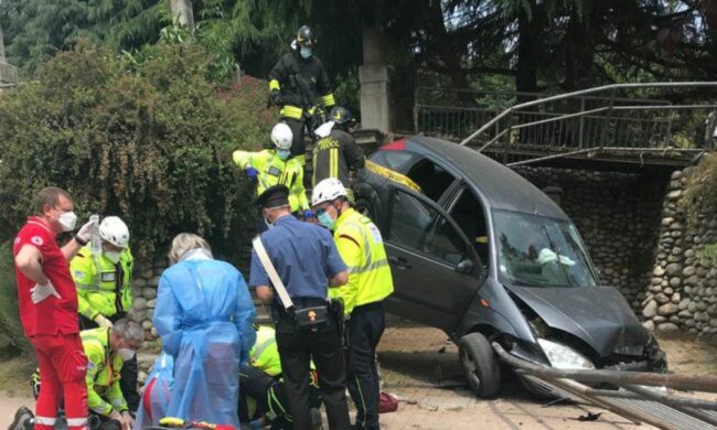 E’ morto il bimbo di tre anni travolto da un’auto nel parco. L’investitore non poteva guidare