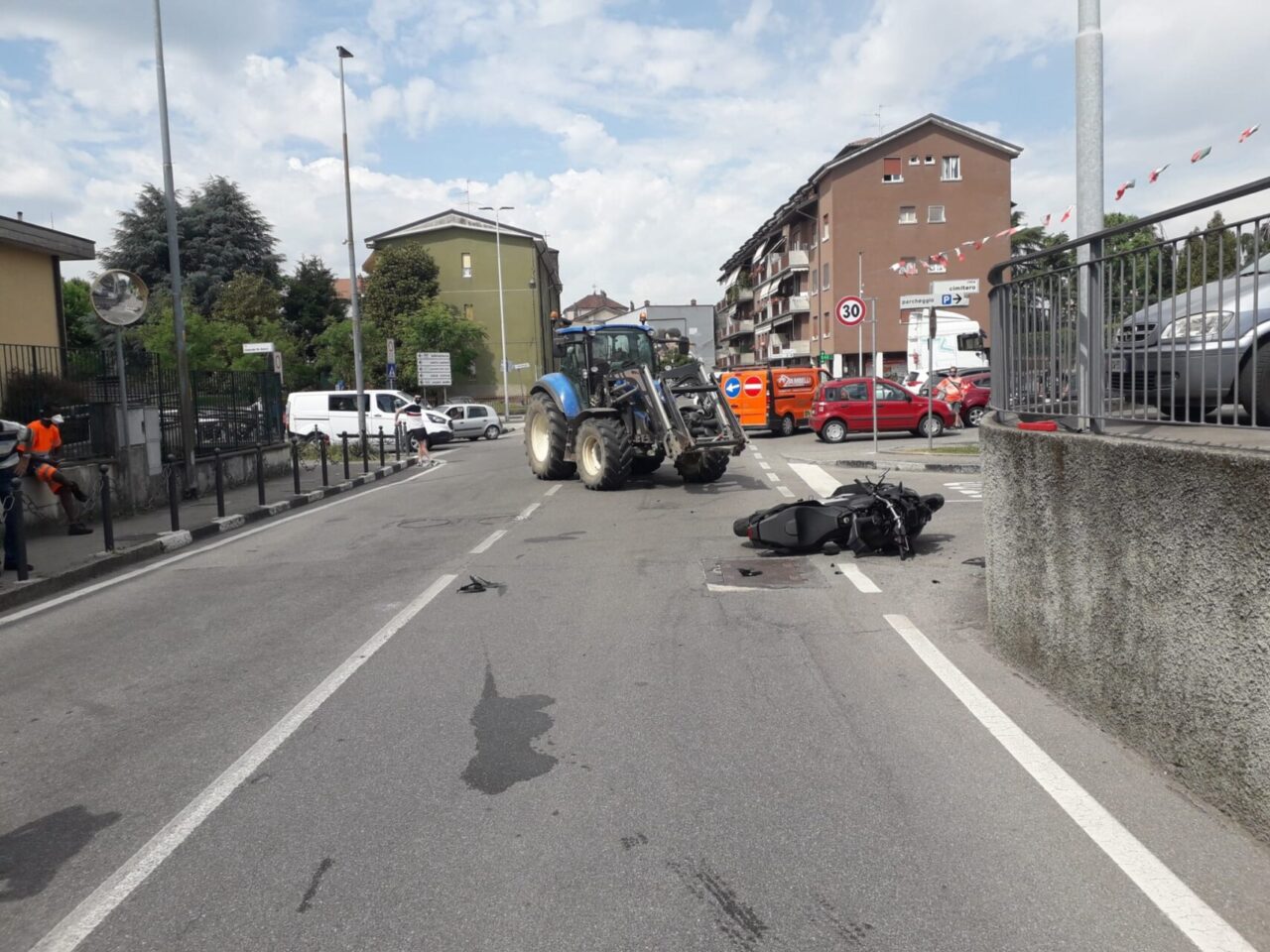 Incidente in centro paese: moto si schianta contro trattore