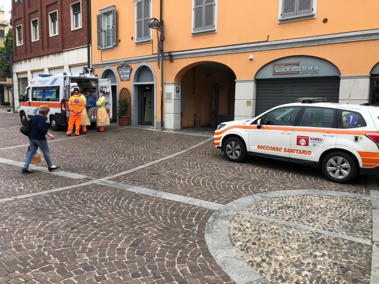 Anziano colto da malore in piazza