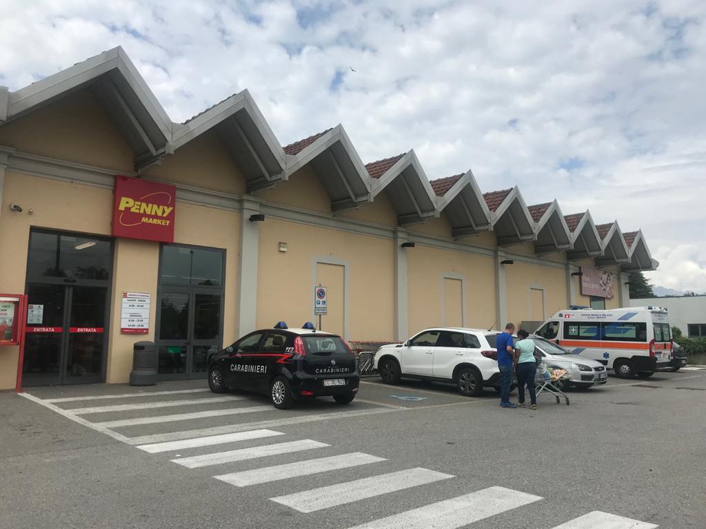 Si infortuna in magazzino: 32enne trasportata in ospedale