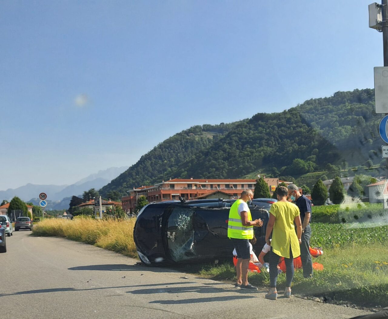 Auto ribaltata, ferita una donna