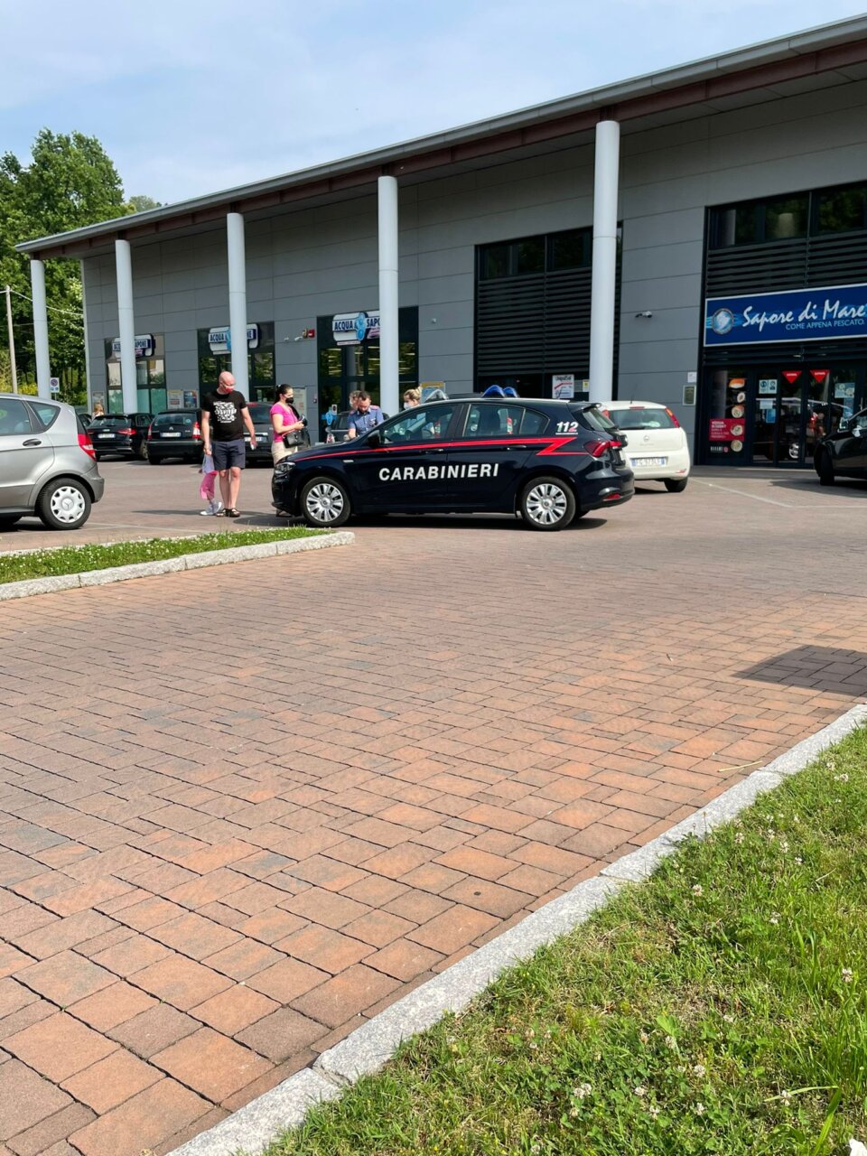 Auto in manovra, ciclista investito