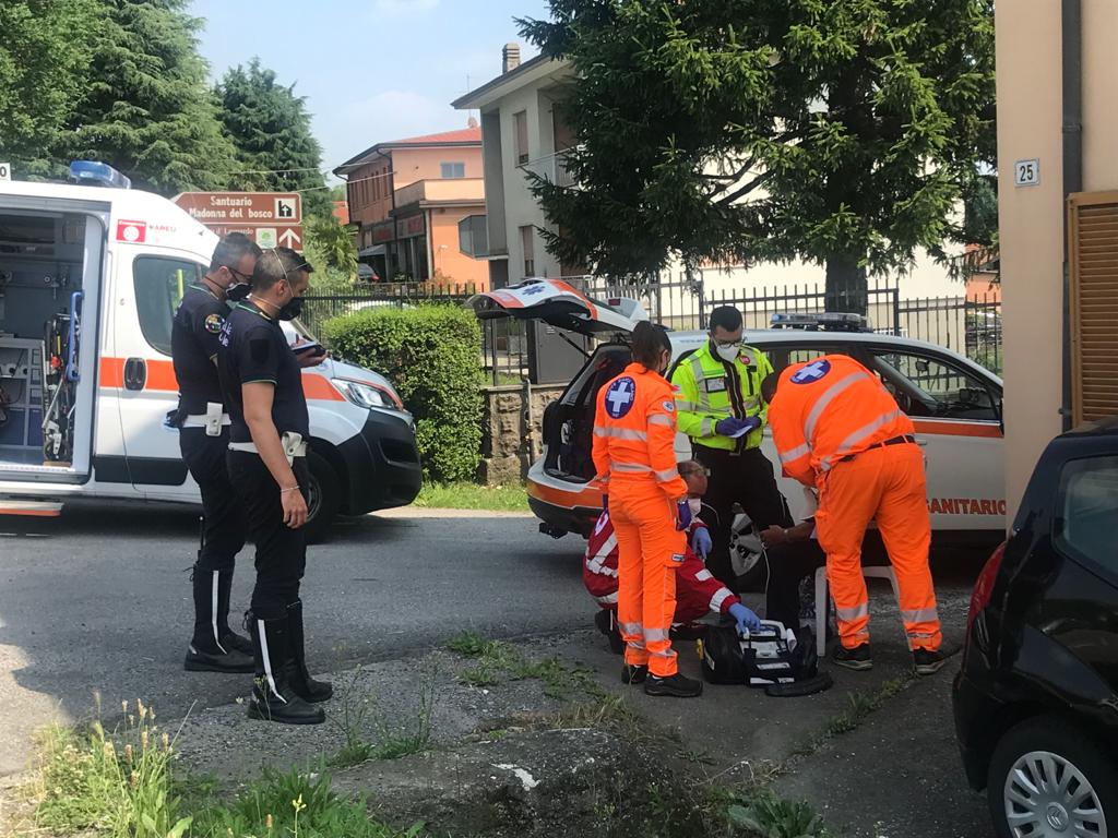 Auto pirata tampona una utilitaria e fugge: ferito un anziano