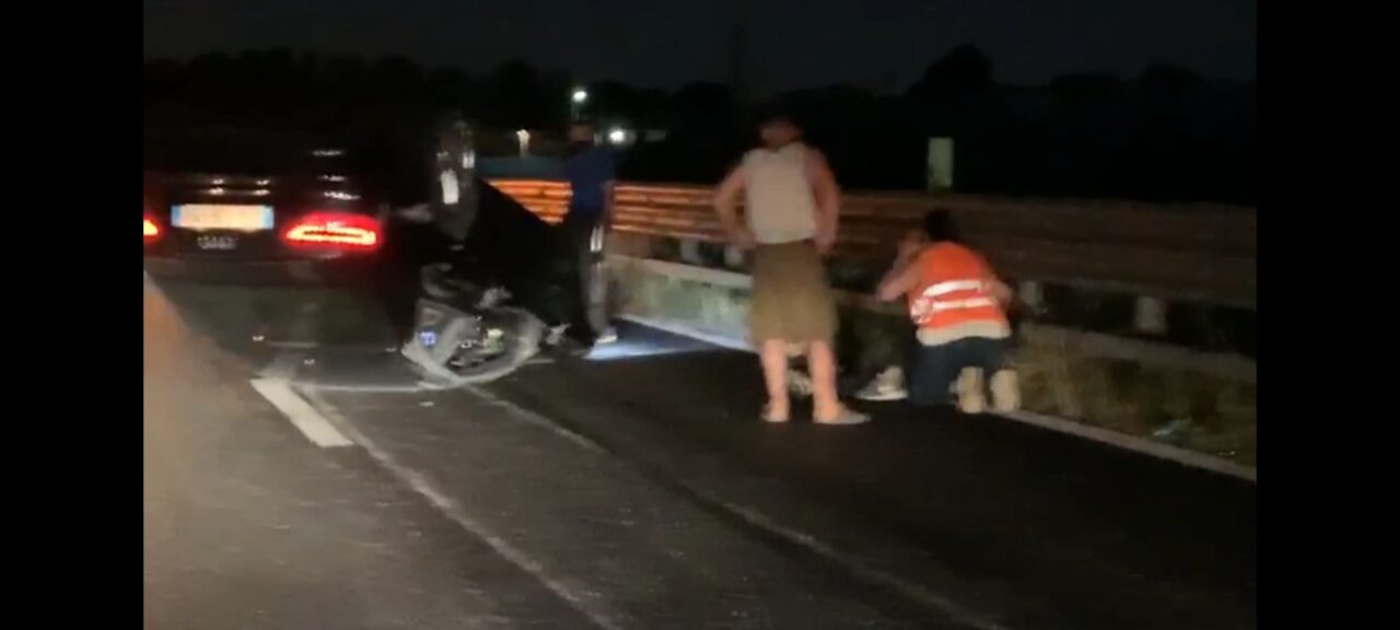 Auto ribaltata in Superstrada, due feriti