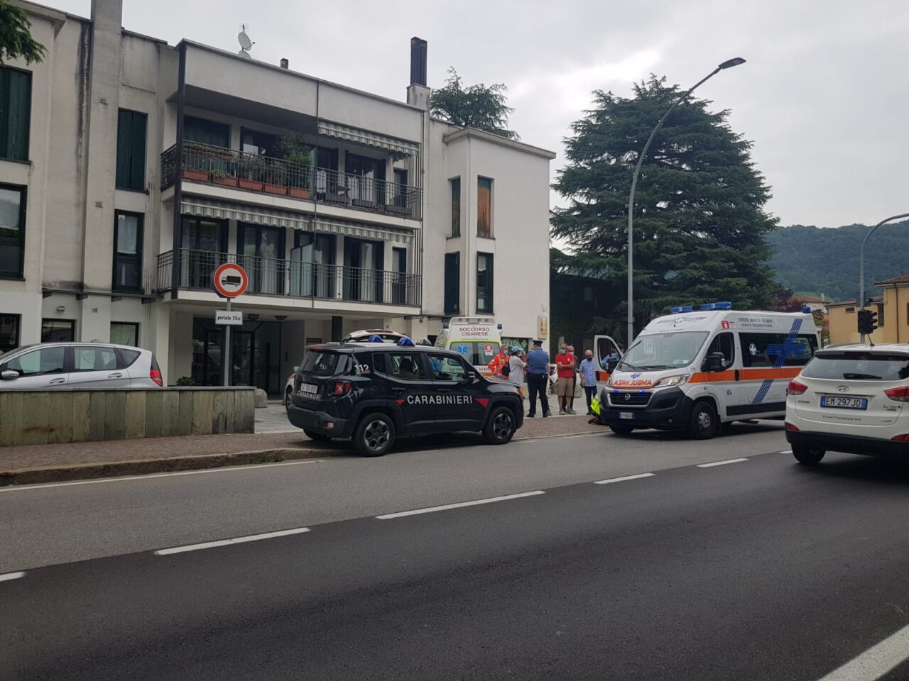 80enne colpito da malore in strada: è in gravi condizioni