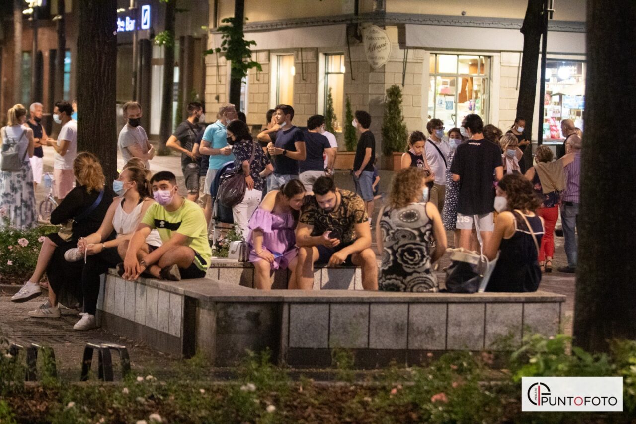 Negozi aperti di sera a Merate, buona la prima