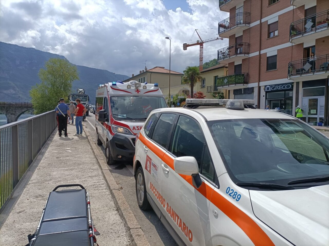 Cade da una scala precipita per quattro metri: 39enne in ospedale