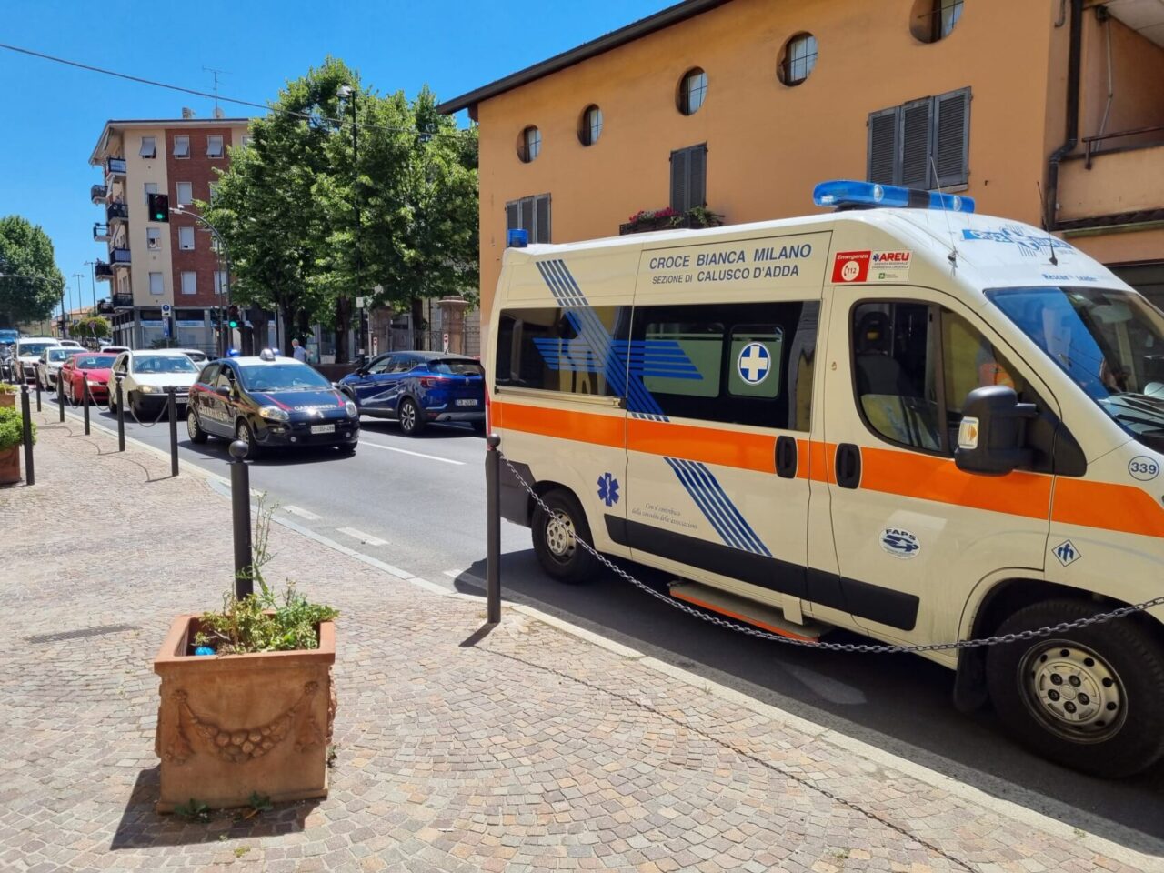 Donna aggredita e ferita nel cortile del municipio