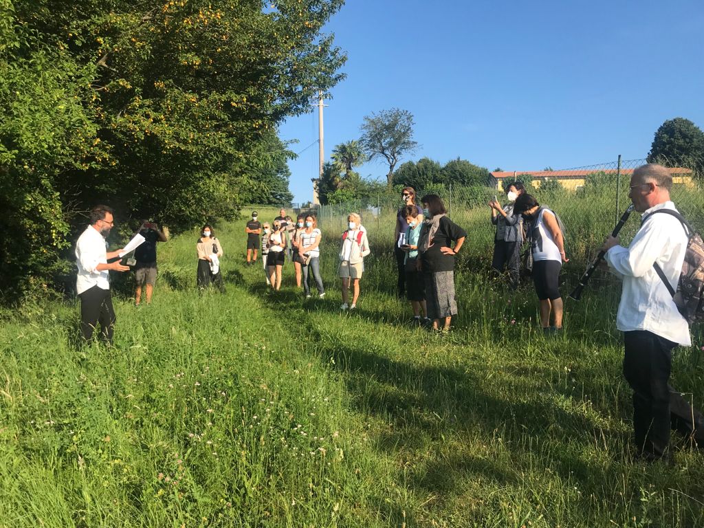 Uno spettacolo nello spettacolo la passeggiata teatral musicale a Merate FOTO e VIDEO