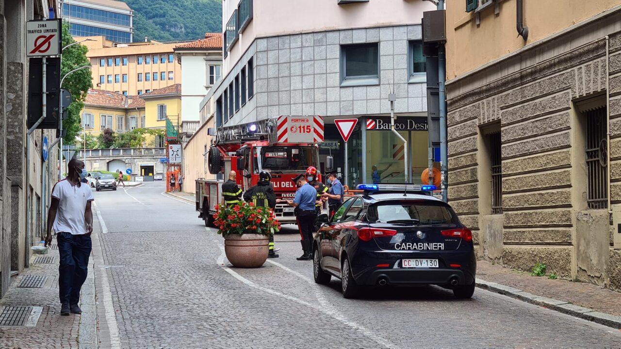 Si stacca una lastra da 40 chili da un palazzo e colpisce un passante