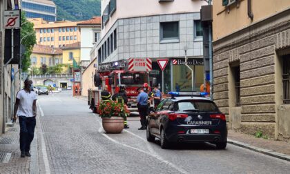 Si stacca una lastra da 40 chili da un palazzo e colpisce un passante