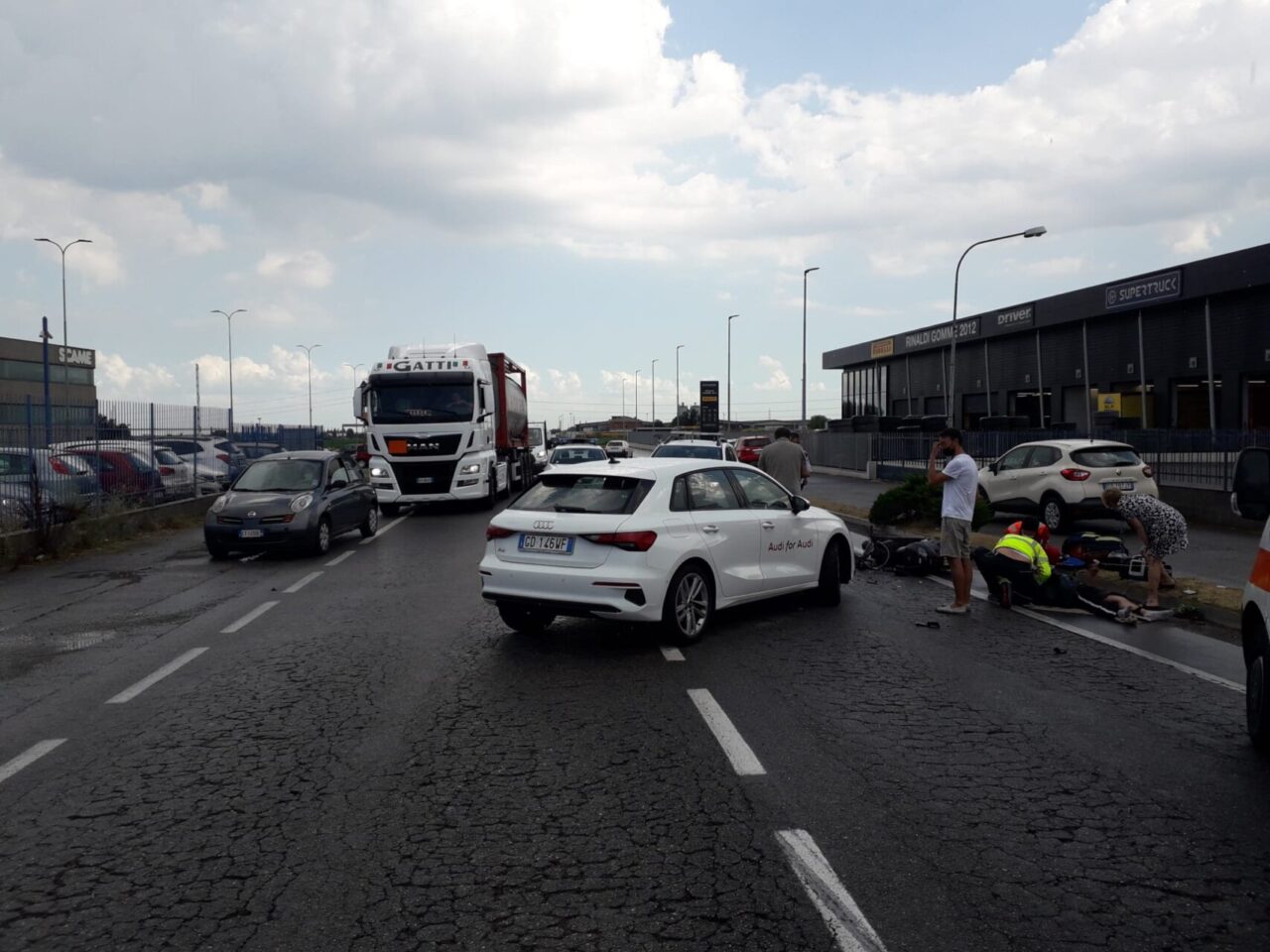 Schianto auto moto: 21enne in condizioni serie