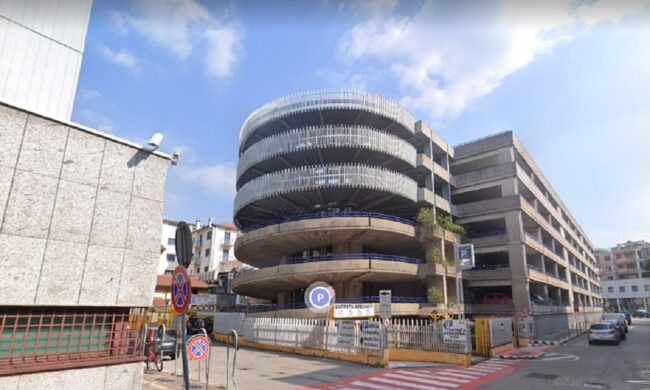 Precipita dall’autosilo: muore una donna a Como